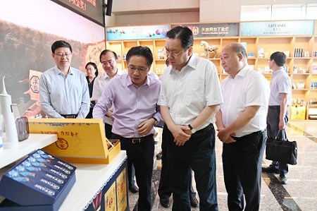 省委常委、省委统战部部长杨岳来乐天堂手机版客户端集团调研指导 省委常委、省委统战部部长杨岳来乐天堂手机版客户端集团调研指导