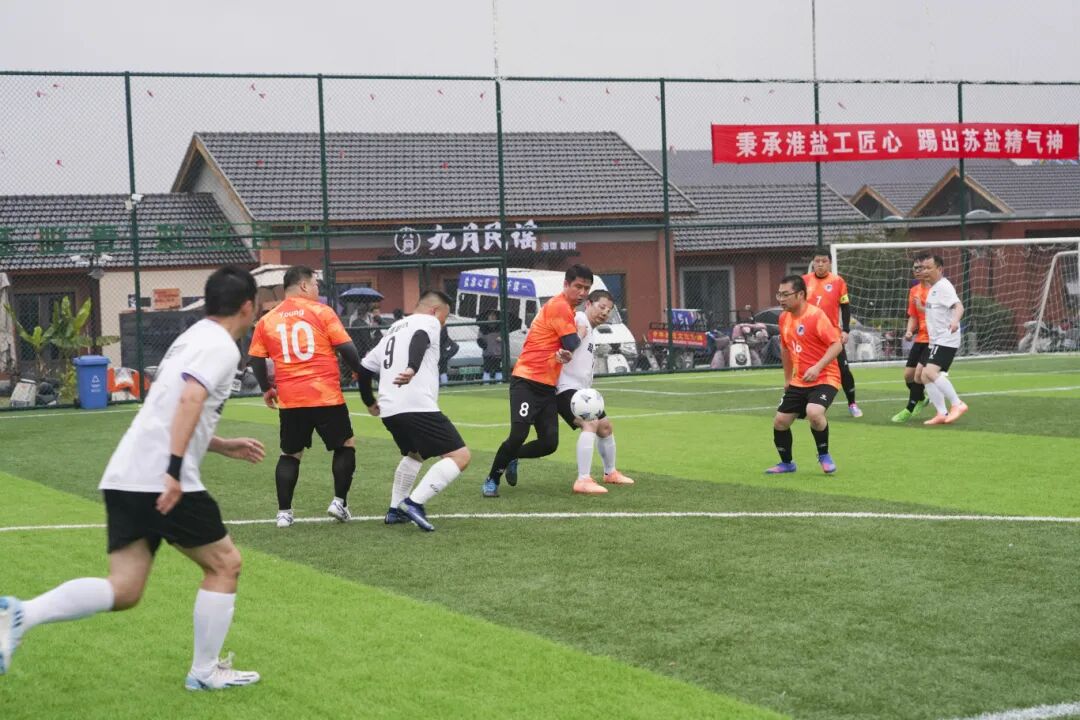 苏盐集团“淮盐杯”职工足球联赛激情开赛，小组赛首轮战罢