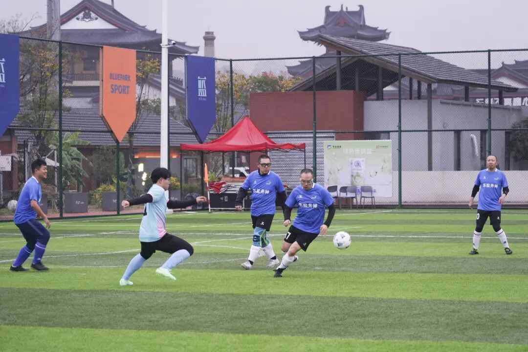 苏盐集团“淮盐杯”职工足球联赛激情开赛，小组赛首轮战罢