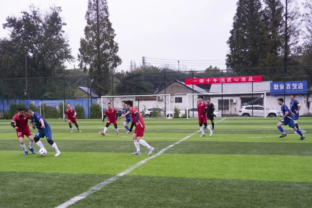 苏盐集团“淮盐杯”职工足球联赛激情开赛，小组赛首轮战罢